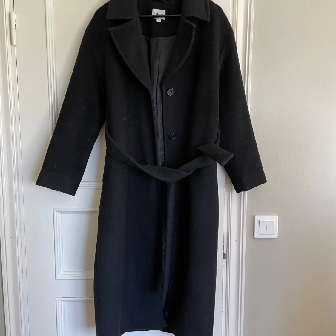 Svart lång kappa med bälte  - 3