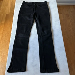 Svarta slim split jeans från BikBok  - Svarta jeans från BikBok med slim passform och split vid benslut. Låg midjade 