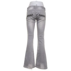 Crazy Age - Snygga grå bootcut jeans från Crazy Age mått rakt över midjan:38cm innerbenslängd: 81cm. En liten defekt längst ner som knappt syns kan skicka bild privat 