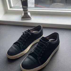 Lanvin skor - Säljer nu dessa lanvins i storlek 42,uk 8. Dom börjar bli försmå och kommer inte till användning. Nypris på skorna är 4999 mitt pris 2199 går att buda.
