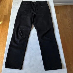 Svarta 90’s slim från Zara - Svarta jeans från Zara i the 90’s slim fit. Normal midja. 