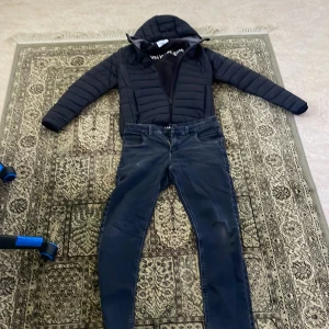 Snygg outfit  - Svart dunjacka, calvin klein tröja, svarta byxor 