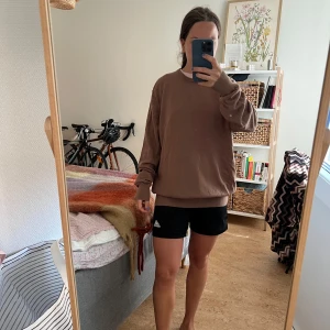 Brun stickad tröja från Uniqlo - Säljer en brun stickad tröja från Uniqlo i storlek L. Tröjan är tillverkad i 100% ull, har rund hals och långa ärmar med ribbade muddar. Enkel och clean design som är lätt att matcha med jeans eller shorts. Passar mer som en Medium 