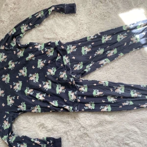 Mörkblå pyjamasbyxa med djurmotiv H&M - Mysiga mörkblå pyjamasbyxor från H&M med gulligt djurmotiv i grönt och beige. Byxorna är i mjukt bomullsmaterial och har en relaxed passform som är perfekt för chill hemma. Snyggt mönster med små djur och naturdetaljer över hela tyget. Storlek 122-128