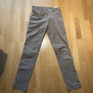 Beige chinos från Mason's, stl 44 - Snygga beige chinos från Mason's i klassisk rak modell. Byxorna har normal passform, sidfickor och knappgylf. Tillverkade i mjuk bomull som känns skön mot huden. Perfekta för en clean och stilren look. Tillverkade i Italien. Nypris runt 2000, knappt använda, säljer för 699