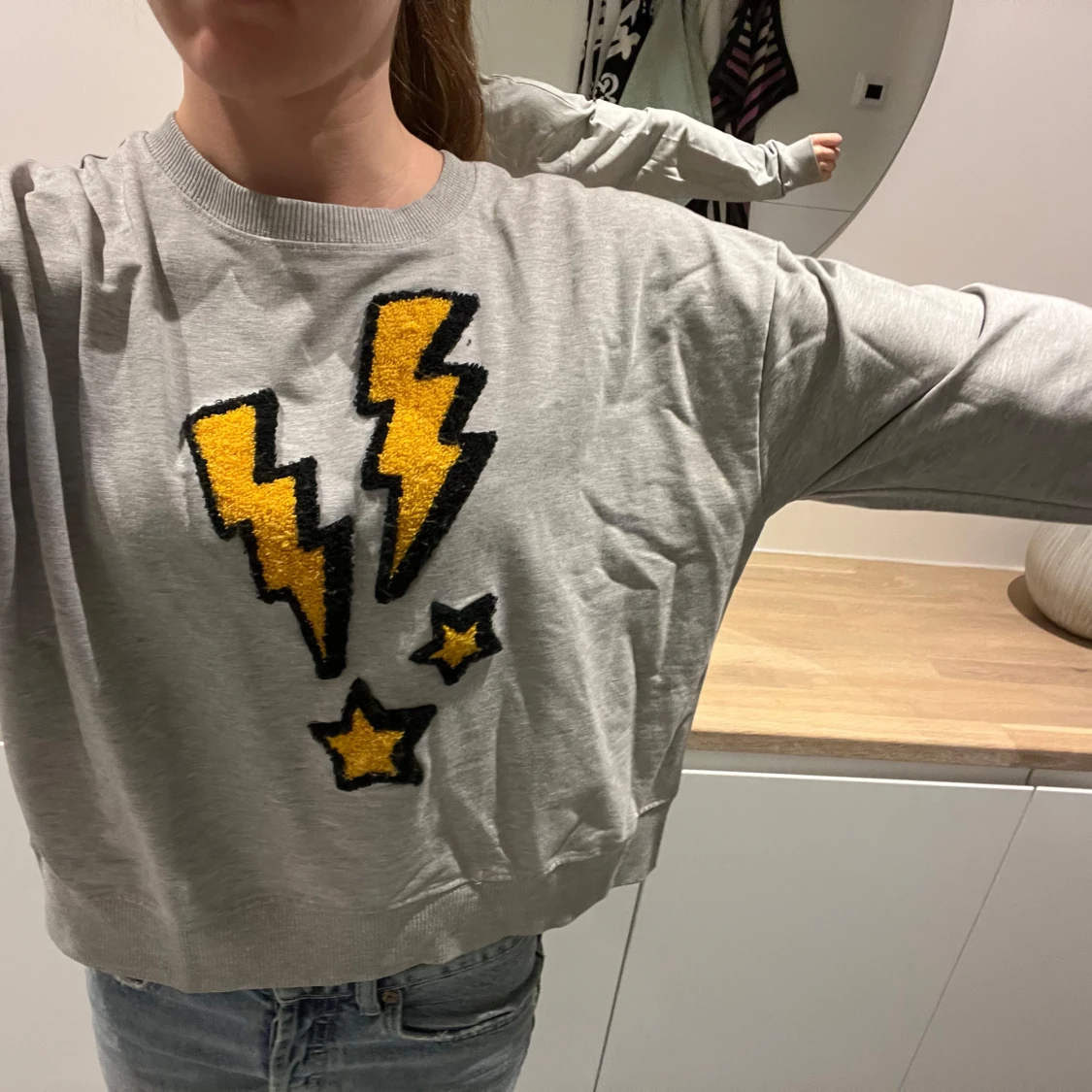 Grå sweatshirt med tryck - 1