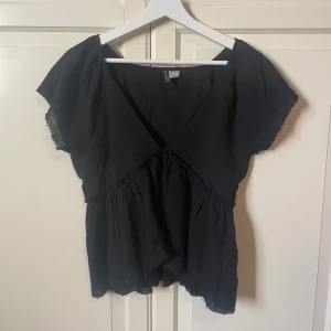 Svart topp - Svart topp från hm, använd en gång