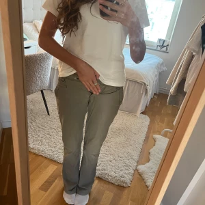 Gröna vintage byxor från Carry Woman - Lågmidjade vintage khaki jeans från Carry women. Midjemått- 39 cm rakt över    Innerbenslängd- 87 cm 