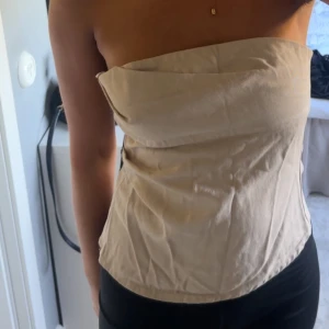 Tubtopp - champagnefärgad tubtopp med glittrigt tyg