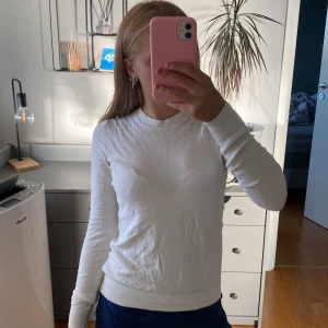 Vit långärmad tröja från Lager 157 - Snygg vit långärmad tröja från Lager 157, modell PETRA. Tröjan har rund hals och är tillverkad i mjuk bomull. Ångrade att jag köpte efter ett tag så använd typ 1 gång