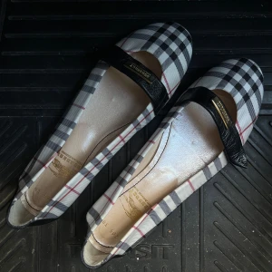 Burberry rutig ballerinasko, strl 38 - Snygga ballerinaskor från Burberry i klassiskt rutigt mönster