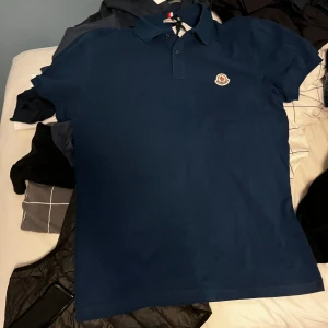 Blå Moncler piké t-shirt - Moncler pike. Fraktar samma dag eller morgonen efter. Helt oanvänd. Nfc ✅ sitter slim. Skriv om ni undrar något.