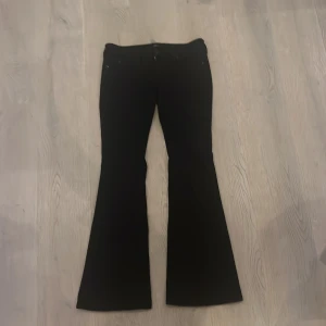 Svarta bootcut jeans från True Religion i joey - Snygga svarta jeans från True Religion med klassisk bootcut-passform. Nästan som nya har knappt använt dom, för att det var för korta för mig. 