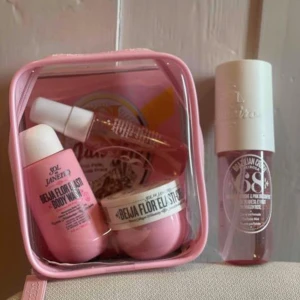 Sol de Janeiro rosa face mist kit 3 st - Sol de Janeiro Brazilian Crush Cheirosa 68 rosa face mist i genomskinlig flaska med vit kork. Ger en fräsch känsla och doft, perfekt att spraya över ansiktet för extra glow. Kommer i snygg rosa förpackning.