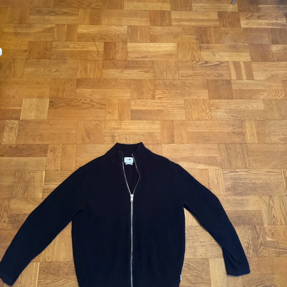 NN07 - stickad kofta med dragkedja