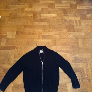 NN07 - stickad kofta med dragkedja - Svart stickad kofta från NN07, nypris 1290kr. 