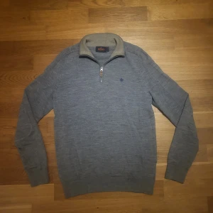 Grå half zip tröja Morris M - Snygg grå långärmad tröja från Morris i 100% merinoull. Skriv vid fundering