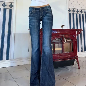 Rock revival jeans - Säljer rock revival jeans som är utsvängda i strl XS/S. midjemått rakt över: ca 35cm Innerbenslängd: ca 81cm. Defekter: slitningar och ett litet rivmärke som knappt syns. Skriv vid funderingar ❤️