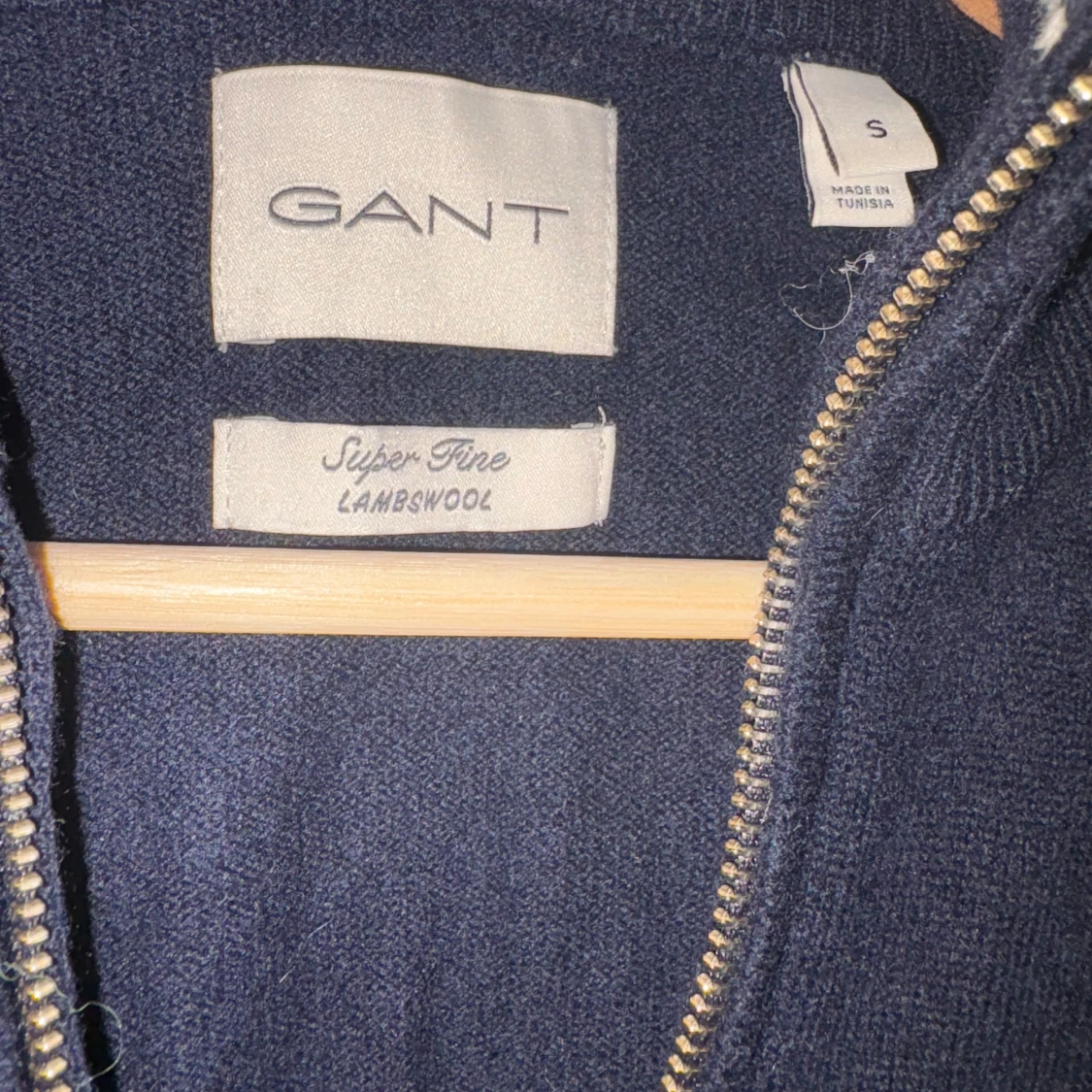 Mörkblå kofta från GANT i lammull - 2