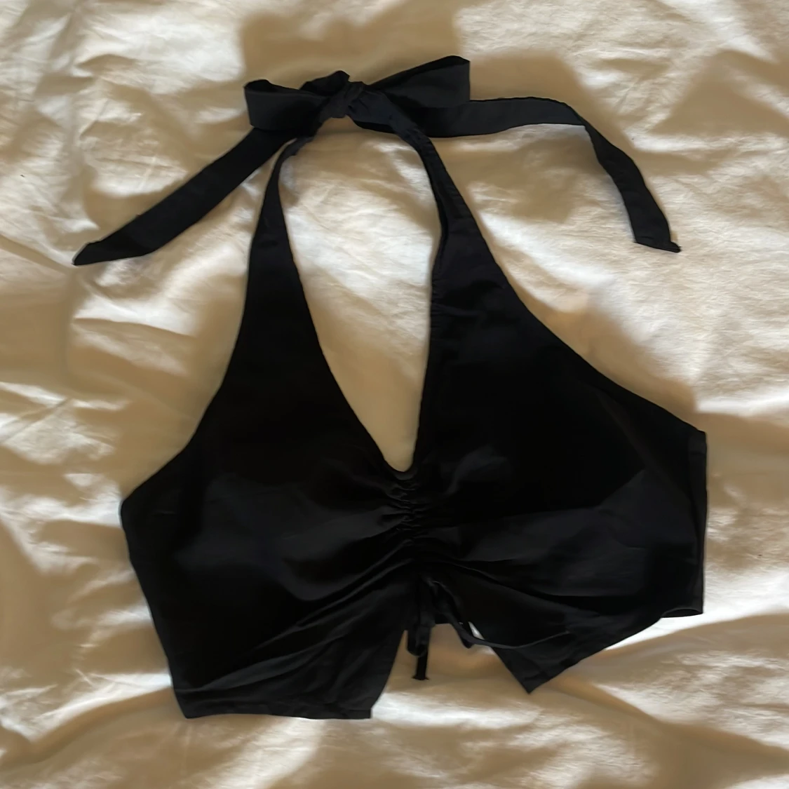 Svart halterneck topp med knytning från H&M - 2