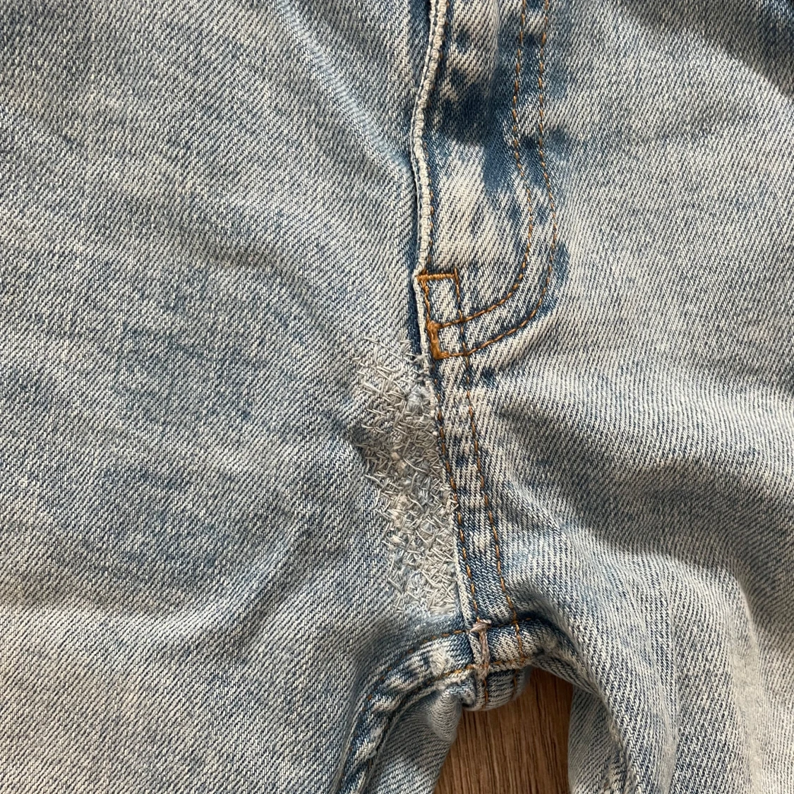 Bootcut low waisted ljusblå jeans från Gina tricot  - 2