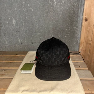 Svart keps - Säljer en svart keps som är helt ny och jötte snygg. Den har taggen på och du får med dustbag