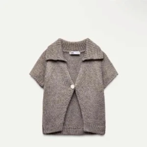 Brun/beige stickad kofta xs - Jätte fin beige/brun kofta, säljer  pågrund av att den inte kommer till andvändning.andvänt ca 3 gånger💗