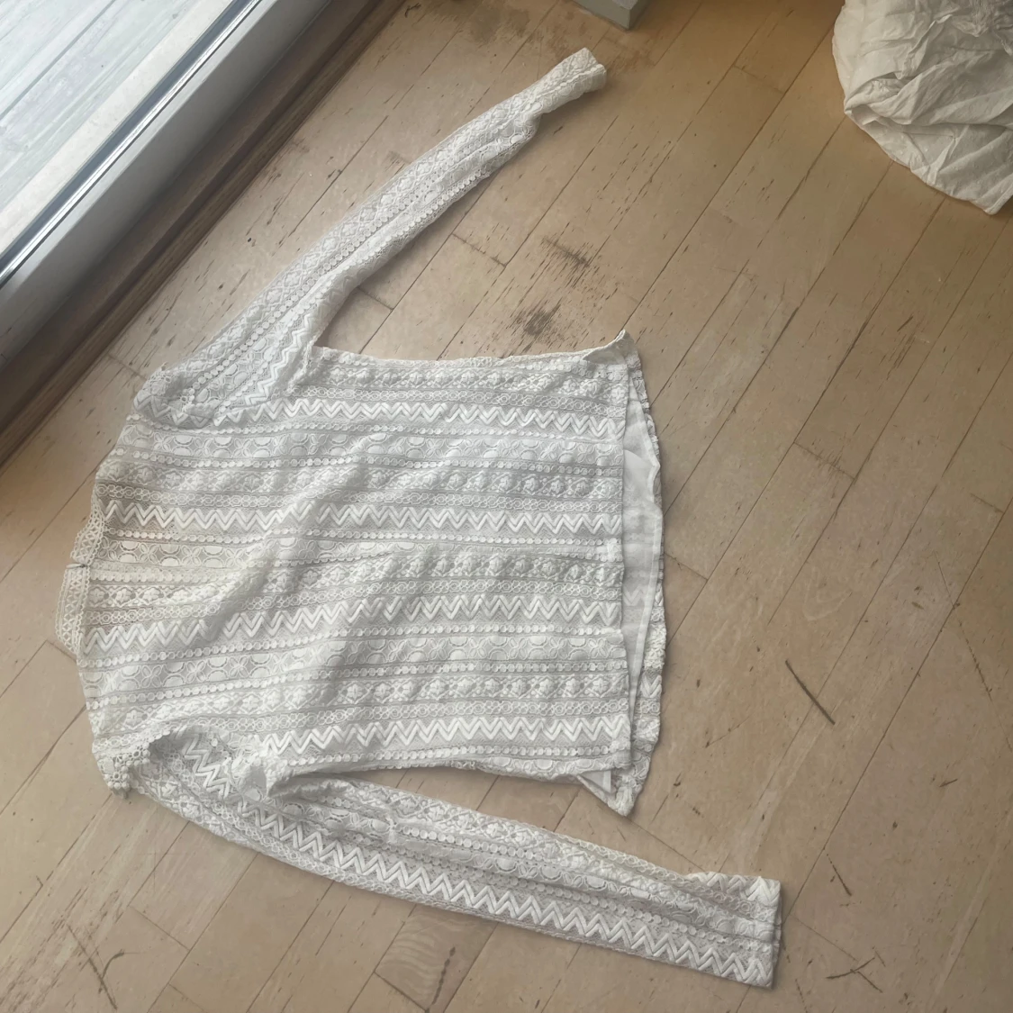 Vit spetsblus med zigzag-mönster - 1