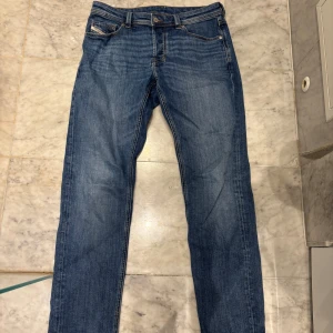 Diesel Jens  - Säljer dessa riktigt snygga, blåa, regular Diesel jeans! Dessa är i mycket bra skick och i storlek 30/32. Nypris är 1400kr 