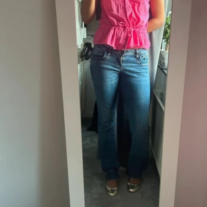 Blå bootcut jeans från LTB Valerie - Snygga lowwaist bootcut jeans storlek 29/34- midjemått 40 cm rakt över( jag är 178 cm lång). Modellen valerie, Mörkblåa. Skönt och stretchigt material! Köpt för 599 kr säljer för 350 kr. Pris kan diskuteras vid snabb affär!💞 Använda väll men utan defekter. 