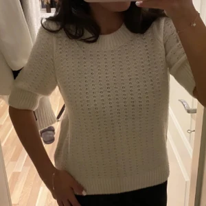Vit stickad tröja från COS - Super fin stickad tröja ifrån COS. Använd ett fåtal gånger och är i mycket bra skick. Skriv vid fler frågor, nypris 800 kr💛(lånade bilder)