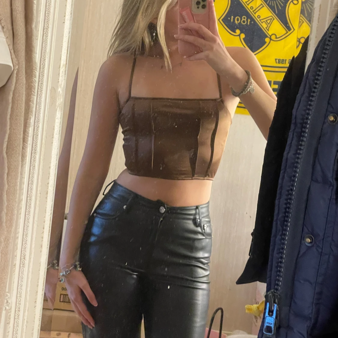 Brun satinliknande korsettopp