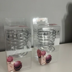 Makeup sponge holder i silver - Säljer två spiralformade makeup sponge holders i silverfärgad metall från Makeup PM. Perfekt för att förvara och torka din beautyblender. Dom är helt nya 10kr st 20kr för båda!