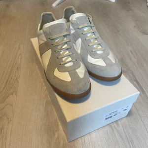 Maison Margiela GATS - Maison margiela gats I vit som är perfekta till sommaren, smått creasade på sidorna därför det låga priset, säljer för att dem ej passar längre. För äkthets bevis och mer info bara att skriva 
