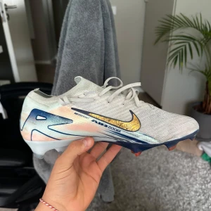 Nike mercurial vapor 16 - Andvänt skorna ett tag finns ett hål som vissas på bilden och sedan en litwn spricka på botten av sulan därav priset! Box kmr med 