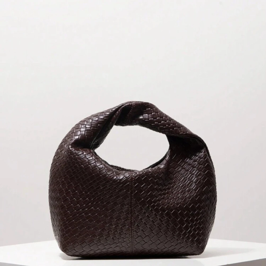 Chokladbrun väska med struktur