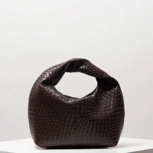 Chokladbrun väska med struktur - Mörkbrun väska i konstläder med präglad yta. Stängs med tryckknapp. Nyskick! 🤎