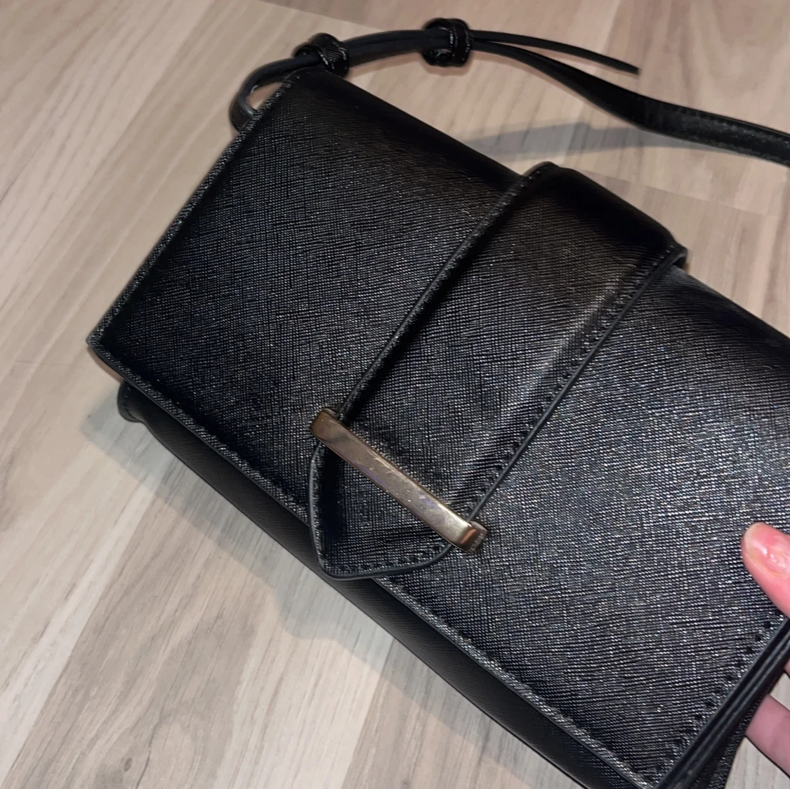 Svart axelväska med leopardmönstrat foder - 3