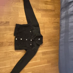Svart jeansjacka från &Denim - Säljer en svart jeansjacka från &Denim i storlek 146. Väldigt fin men är för liten för mig!🫶