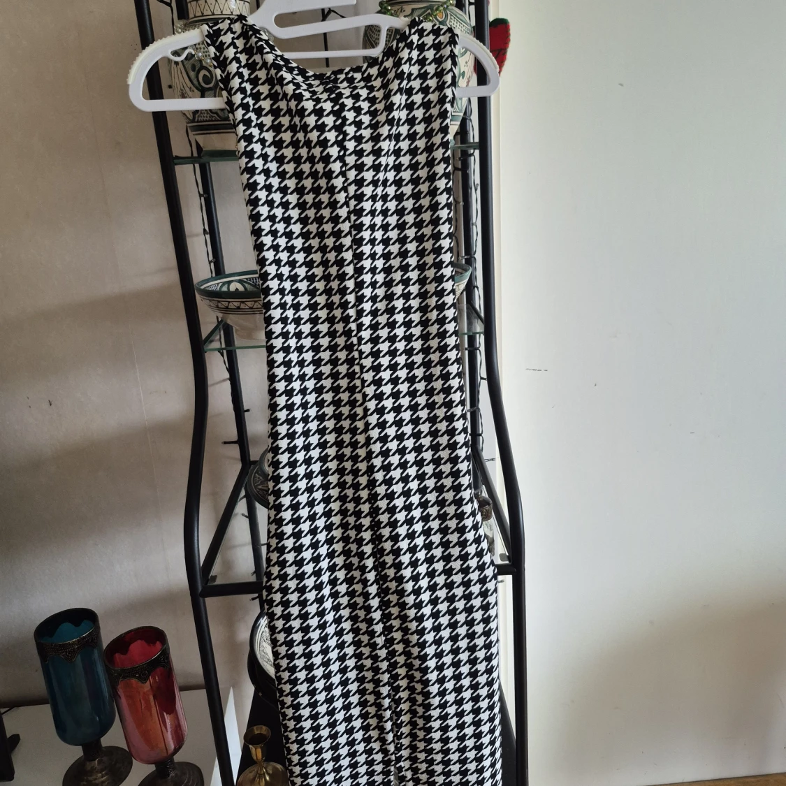 Svartvit långklänning med kavaj och knytband - 3