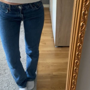  bootcut jeans - Säljer ett par klassiska blåa raka jeans från pull&bear som ej kommer till användning 💙
