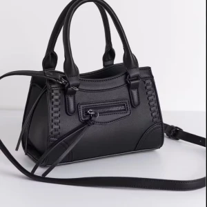 Svart handväska med axelrem - Snygg svart handväska med både handtag och avtagbar axelrem. Väskan har dekorativa sömmar och en liten dragkedjeficka framtill. Perfekt storlek för det viktigaste och stilren design som passar till många outfits.