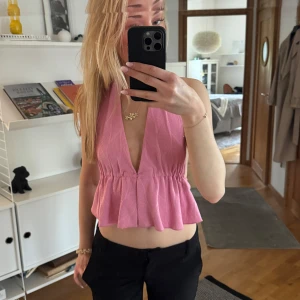 Rosa topp - Säljer denna sjukt fina toppen som är perfekt till sommaren. Den är öppen i ryggen och har en fin v-ringning. ❤️