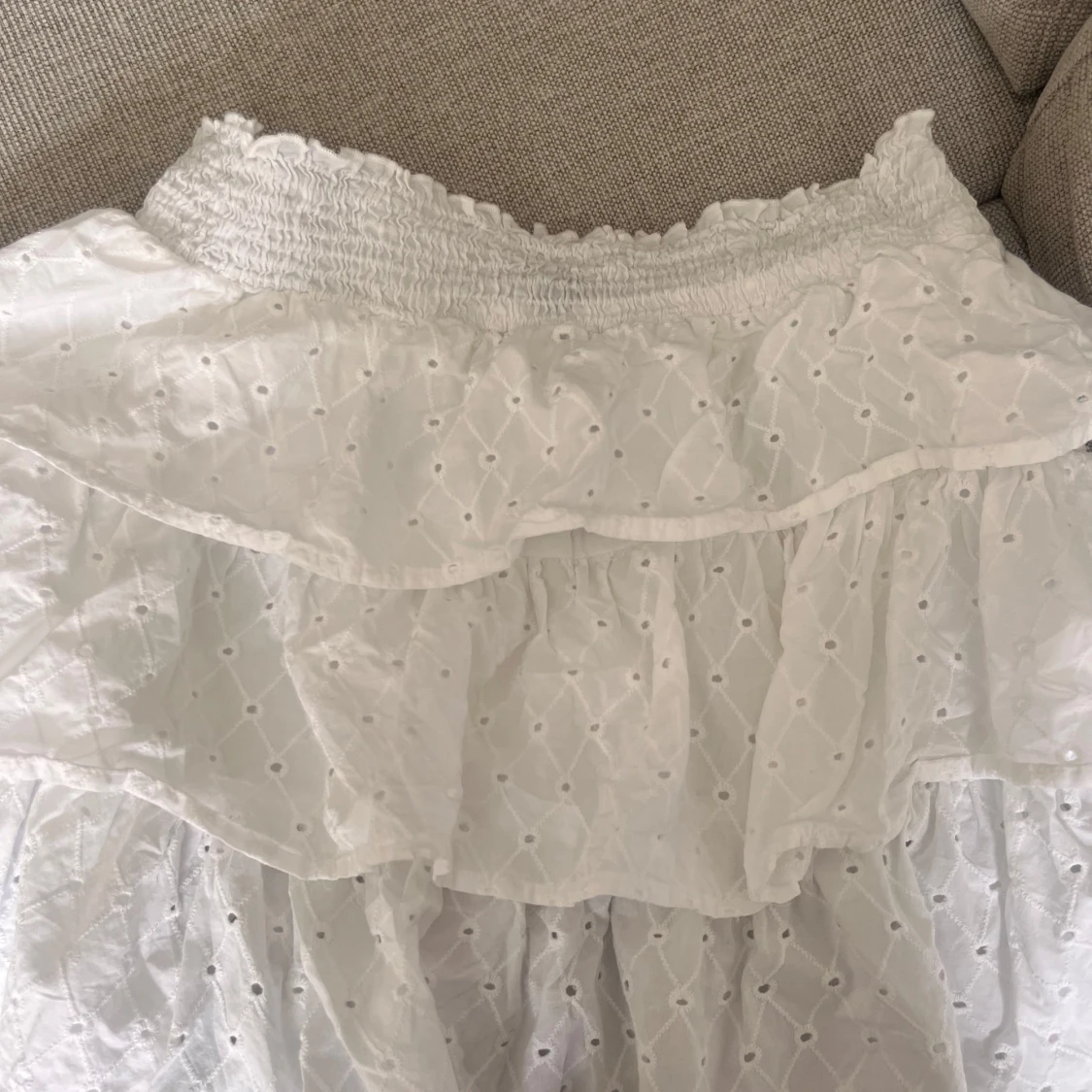 Vit volangkjol med broderade detaljer - 3