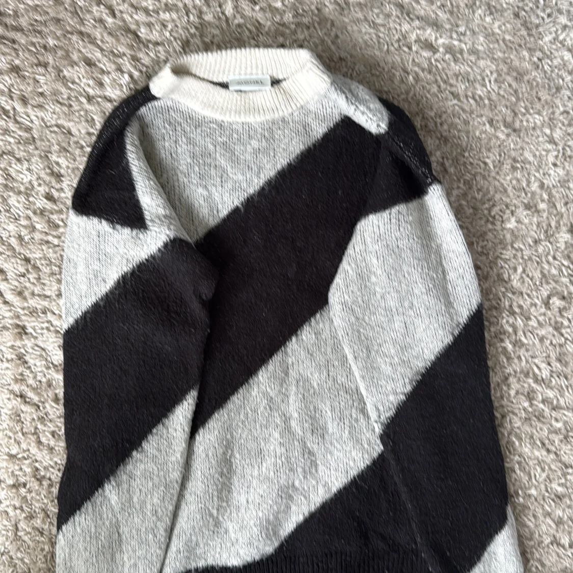 Svart och vit stickad tröja - 3