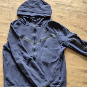 Blå hoodie med dragkedja från Nike - Hej säljer min Nike Tech Fleece som jag inte använder längre,Det är st 170 hör av er vid funderingar 
