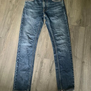 Nudie Jeans - Säljer dessa feta nudie jeans i storlek 28:30, modell: lean dean. Fint skick, köpta på åhléns för 1600kr helt nya.