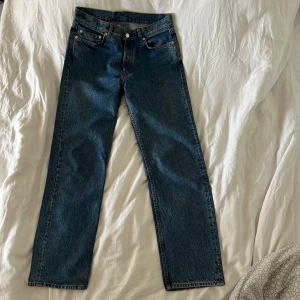 Arket, modell Loose - Säljer ett par jeans från arket i modell loose. Storlek 28/32 men passar eventuellt en 29/32
