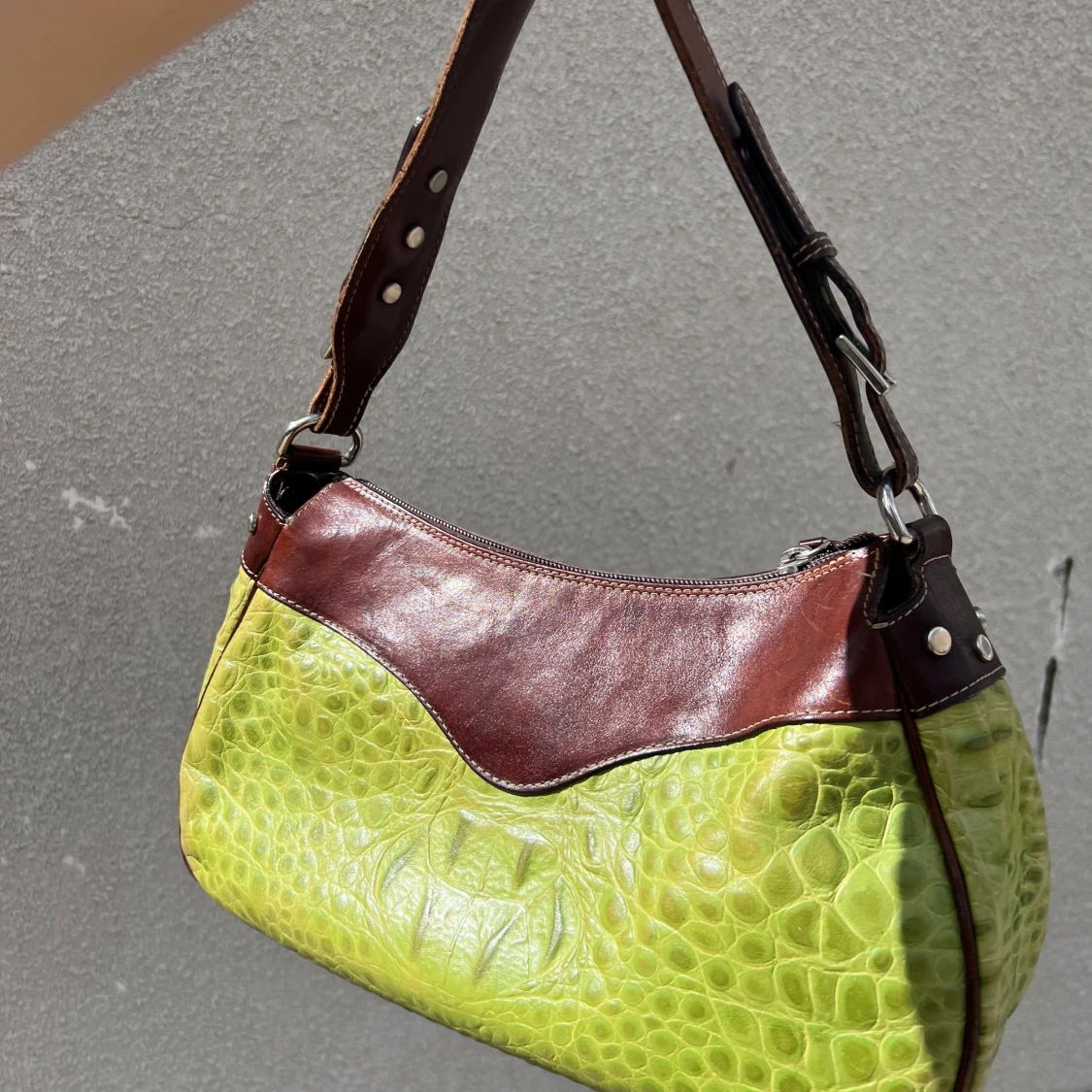 Grön och brun axelväska med detaljer - 1