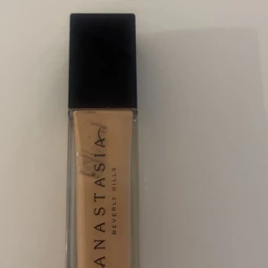 Anastasia Beverly Hills foundation 130N - Flytande foundation från Anastasia Beverly Hills i nyansen 130N. Kommer i en rektangulär glasflaska med svart lock. Perfekt för en naturlig och jämn bas.